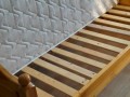 Единични легла с двулицеви матраци и подматрачна рамка