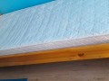 Единични легла с двулицеви матраци и подматрачна рамка