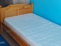 Единични легла с двулицеви матраци и подматрачна рамка