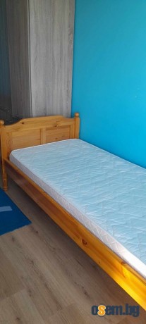 Единични легла с двулицеви матраци и подматрачна рамка