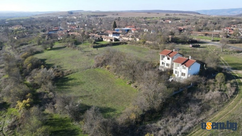 Продавам две вили с изглед към язовир Тича и планината