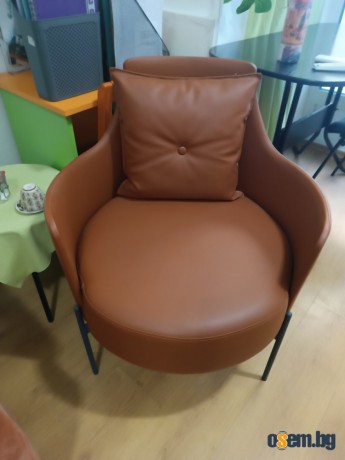 Продавам светло кафяво кожено кресло